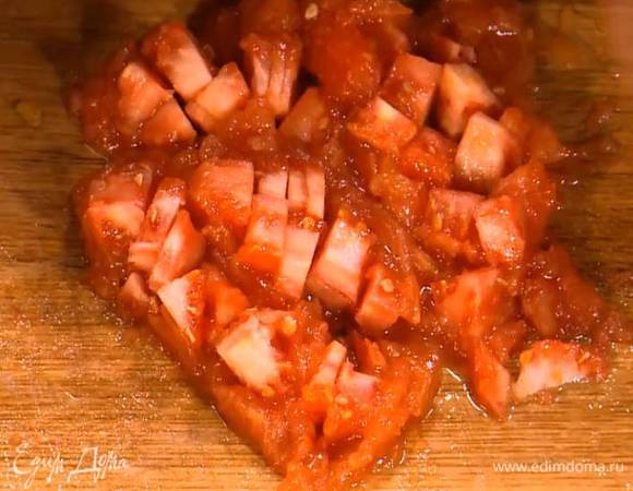 Приготовить томатную начинку: помидор очистить от кожицы и порезать, стебель сельдерея мелко порубить, выложить овощи в маленькую кастрюлю, поперчить, посолить, добавить немного воды и, накрыв крышкой, потушить на маленьком огне.