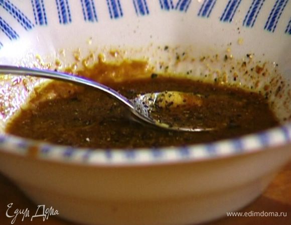 Приготовить заправку: горчицу перемешать с оливковым маслом и бальзамическим уксусом, посолить и поперчить. 