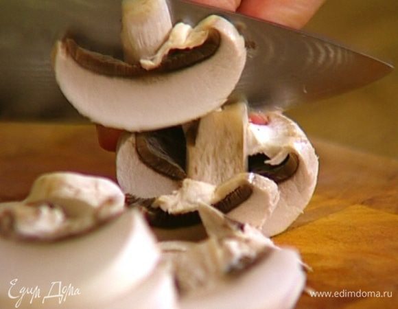 Лук почистить и нарезать полукольцами, а шампиньоны — ломтиками.