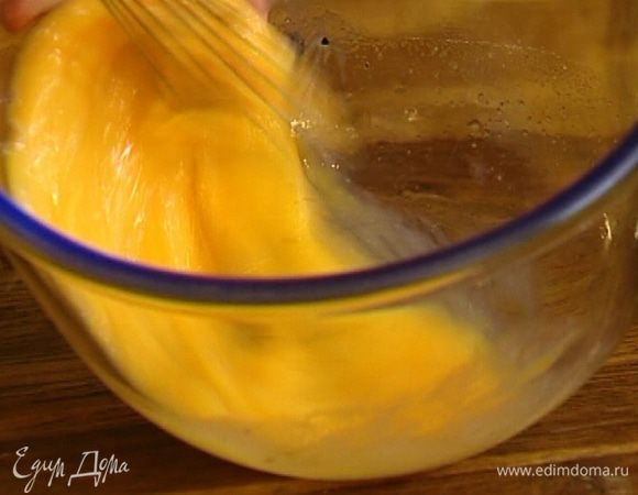 Яйца посолить, поперчить и взбить венчиком.