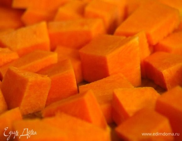 Тыкву почистить, нарезать небольшими кубиками и выложить в кастрюлю.