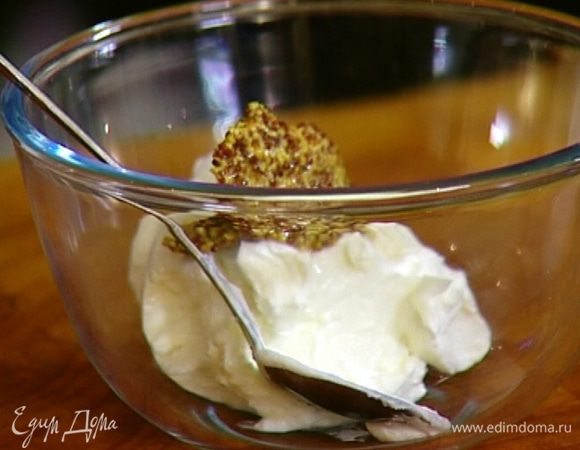 Творог выложить в глубокую миску, добавить к нему горчицу.