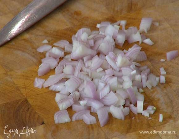 Лук почистить и мелко изрубить.