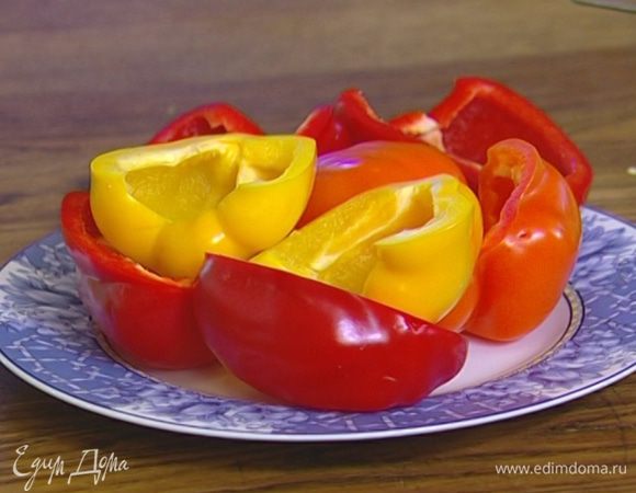 Все овощи нарезать кусочками. 