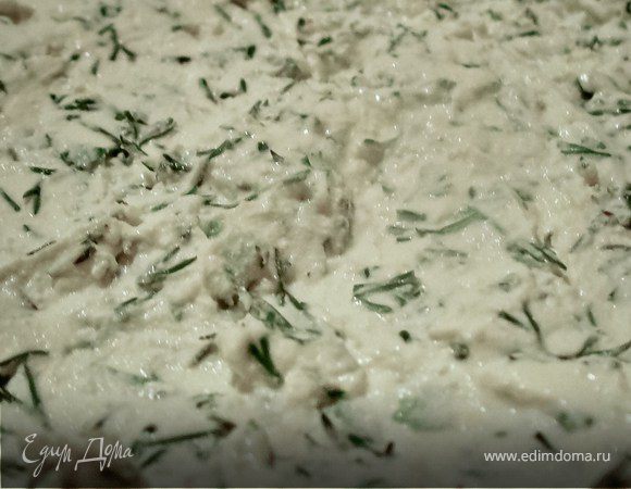 Зеленый лук и укроп мелко порубить. 
Смешать все ингредиенты - творог, сметану, лук и укроп - в однородную массу.
