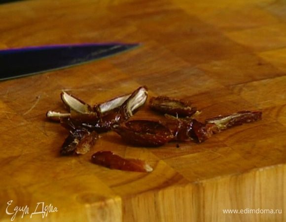 Финики отделить от косточек и разрезать вдоль на полоски.