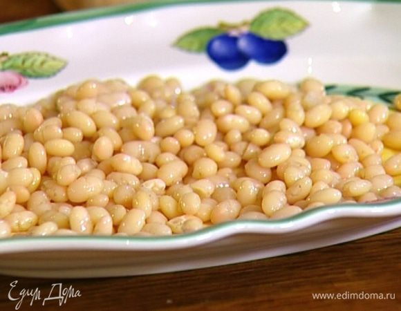 Фасоль предварительно отварить согласно инструкции на упаковке и выложить 4–5 ст. ложек готовой фасоли на блюдо.