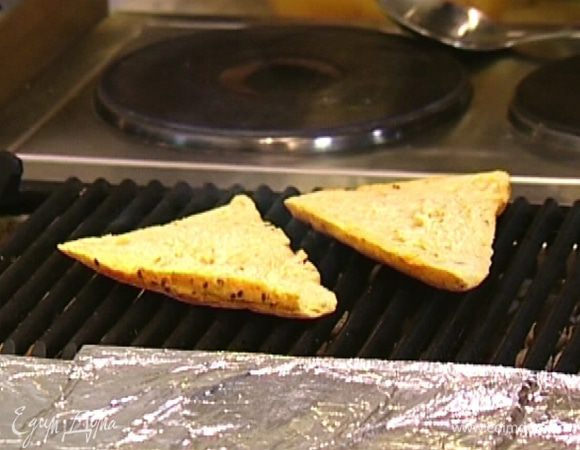 Булочку разрезать вдоль пополам и обжарить под грилем в духовке.