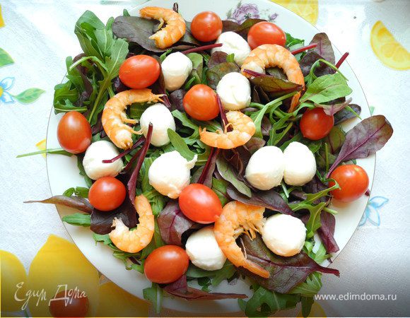 На плоское блюдо уложить слой салата, на него бросить шарики моцареллы, помидоры черри и отварные или припущенные в масле морепродукты или креветки. Залить все заправкой из бальзамического уксуса и оливкового масла.
Очень вкусно!
 
