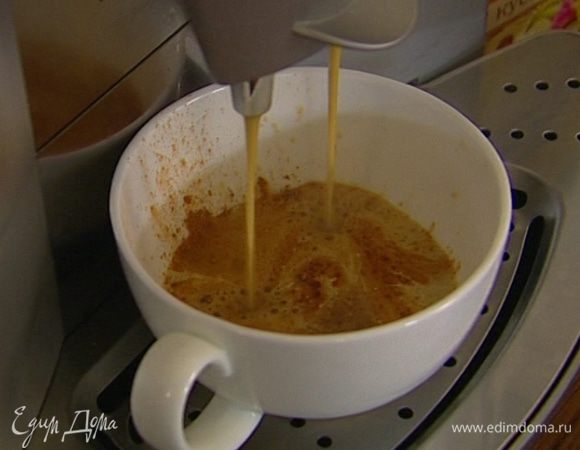 Приготовить крепкий кофе-эспрессо, растворить в нем сахар.