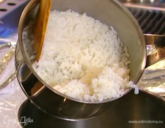 Рис отварить согласно инструкции на упаковке, в конце посолить.