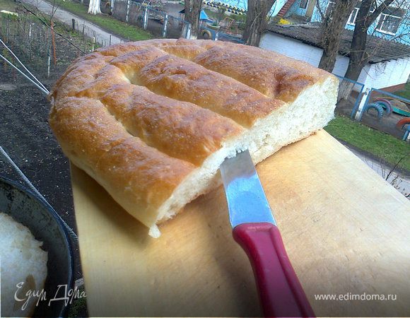 Пухленький лаваш разрезаю ниткой или острым ножом горизонтально его лежачему положению. Получаю 2 круглых лепешки.
Смешиваю отдельно майонез с водичкой (1 часть майонеза и 2 части воды).
Промокнула каждую лепешку срезанной стороной в смесь водо-майонезную. Форму смазала холодным маргарином.
Выкладываю в форму лаваш срезанной стороной ВВЕРХ. Укладываю начинку, покрываю ее слоем тертого на терке сыра.
Запекаю в разогретой духовке при 180°C 15 минут. Получаются 2 пиццы.