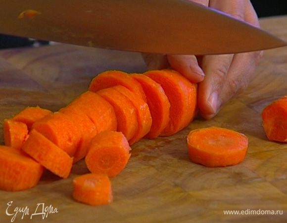 Морковь, лук и чеснок почистить. 