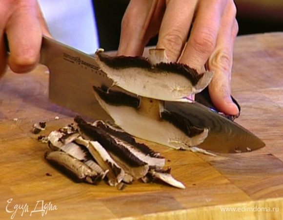 Грибы нарезать соломкой.