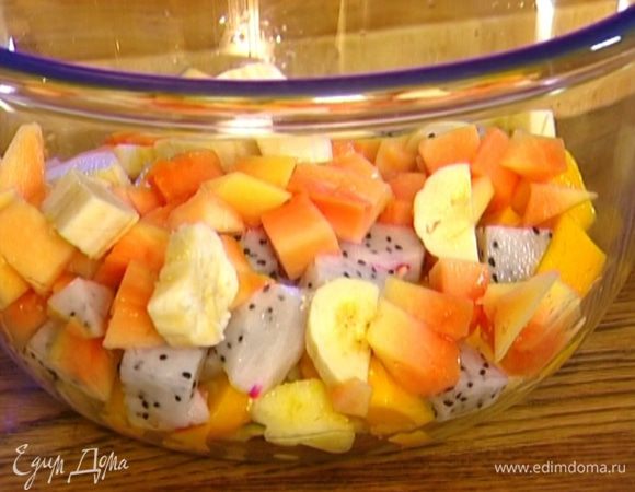 Ананас, манго, банан, папайю и фрукт дракона почистить, нарезать кубиками и выложить в салатницу. 
