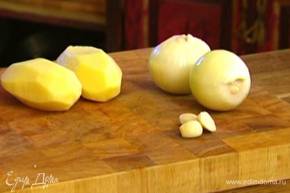 Овощи почистить. Картофель нарезать тонкими ломтиками, лук —полукольцами, чеснок — тонкими пластинками.