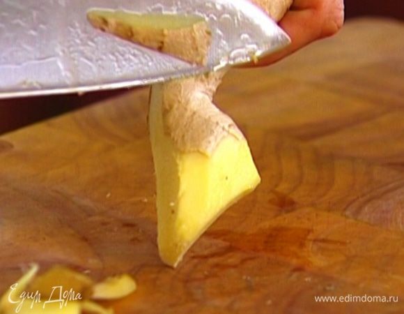 Имбирь почистить и разрезать на крупные кусочки.
