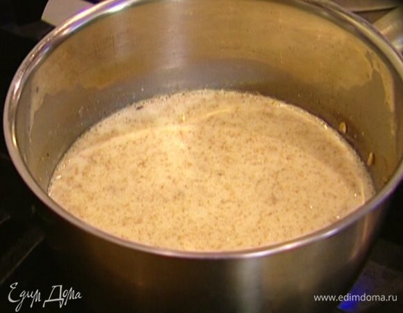 Хлопья насыпать в небольшую кастрюлю, залить молоком, добавить 1 ч. ложку сахара, посолить, поставить на огонь и варить практически до готовности.