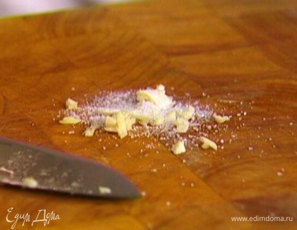 Чеснок почистить, мелко порубить и растереть с солью в пюре.