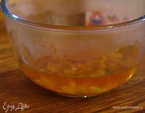 Изюм замочить в горячем чае.