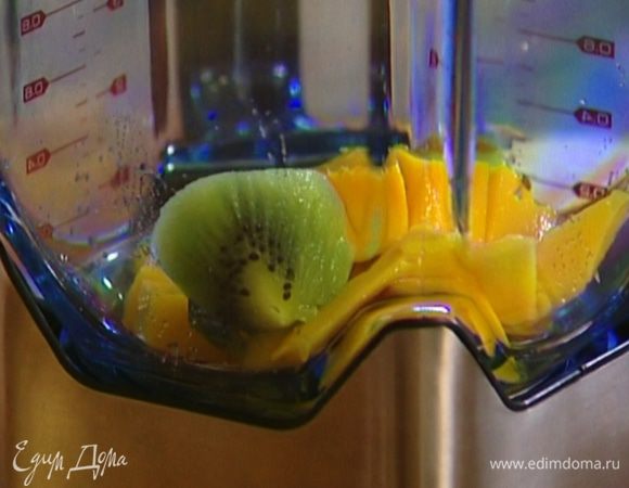 Манго, киви почистить и поместить в блендер.  