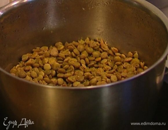 Чечевицу отварить согласно инструкции на упаковке, в конце посолить.