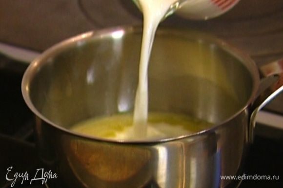 Растопить в кастрюле 2 ст. ложки сливочного масла, влить молоко и снять с огня.