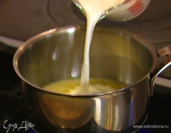 Растопить в кастрюле 2 ст. ложки сливочного масла, влить молоко и снять с огня.