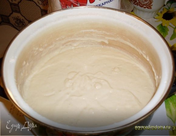 Тесто: В теплом молоке растворить дрожжи, добавить 300 г муки, размешать, чтобы не было комков, накрыть и поставить опару в теплое место.