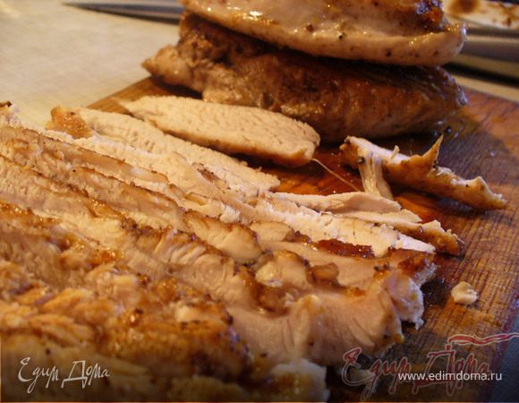 Индейку посолить, поперчить, отправить на сковороду обжариваться (максимум минут на 15). 

