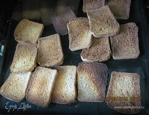 Хлеб нарезать на ломтики, разложить на противне и отправить в духовку, выставить максимальную температуру. Чем сильнее хлеб зажарится сверху, тем темнее будет квас. Если сухари подгорят, то квас будет горчить. Ломтики должны остаться мягкими внутри.