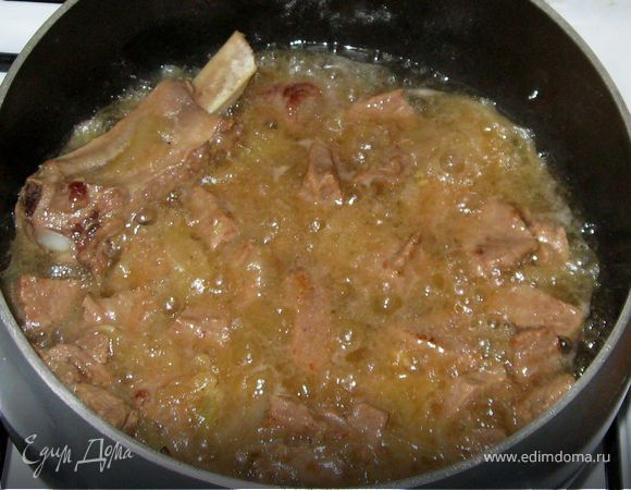 Налить в кастрюлю с толстым дном растительное масло высотой в 1,5 пальца. Хорошо прогреть, потом добавить мелко порезанную телятину. Помешивая ,обжарить мясо .Добавить порезанный полукольцами лук. И еще слегка обжарить вместе лук и мясо. Добавить 1/3 стакана кипятка. Накрыть кастрюлю крышкой и тушить 30 мин на очень маленьком огне.