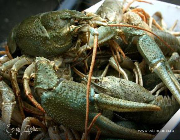 Лук и чеснок почистить, морковку вымыть и почистить.
