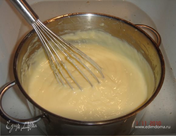 Сварить крем: яйца взбить  с сахаром и мукой и ввести эту смесь в теплое молоко, варить на маленьком огне, постоянно помешивая до загустения, добавить ванильный сахар. Остудить.  
 