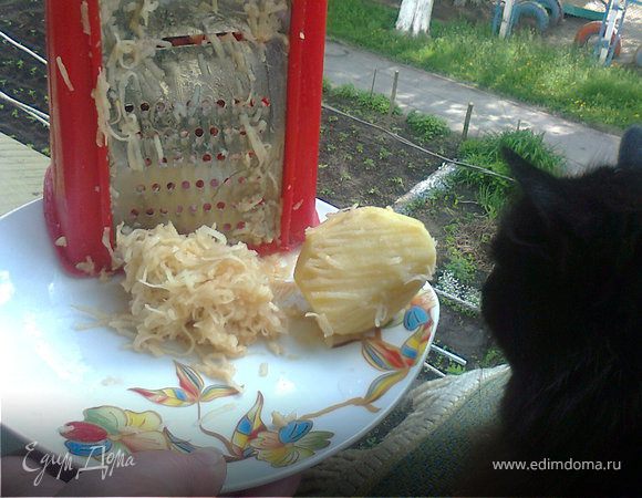 На средне терке (не буряковой и не на драничной) натираю картофель чищенный, сырой. Туда же натираю головку лука. Солю, перчу.
На сковороду выкладываю кусочек сливочного маргарина и чуть поливаю растительным маслом, даю смешаться и растаять. Выкладываю туда сырую картофельную смесь. Закрываю крышкой плотно, уменьшаю до минимума огонь. Не жарю, а несколько минут даю равномерно «свернуться» крахмалу в картошке до липкой массы, помешиваю, чтобы не было поджаристой корочки. Выключаю.
Готовлю тесто, смешав его ингредиенты и вымешиваю, выбиваю до крутого, но эластичного приятной структуры теста.

Леплю вареники. Фарш лучше укладывается вилкой и теплым. Холодный фарш норовит продырявить тесто. А лепешку для вареника я всегда делаю тонкой.

Готовые вареники складываю на тонкую чистую салфетку-чтобы лишней мукой не посыпать. Подаю со сливочным маслом готовые вареники выкладываю на доску и каждый перемазываю холодным куском сл.масла. Оно быстро тает на горячих варениках и процедура не долгая. Да и со сметаной вкусно. 