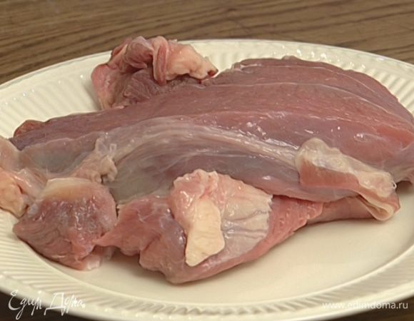 Мясо вымыть, просушить бумажным полотенцем и порезать на полоски толщиной 1 см. 