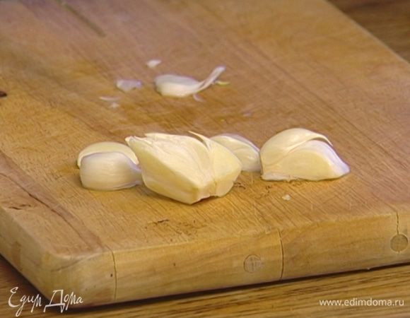 Чеснок почистить и крупно нарезать.