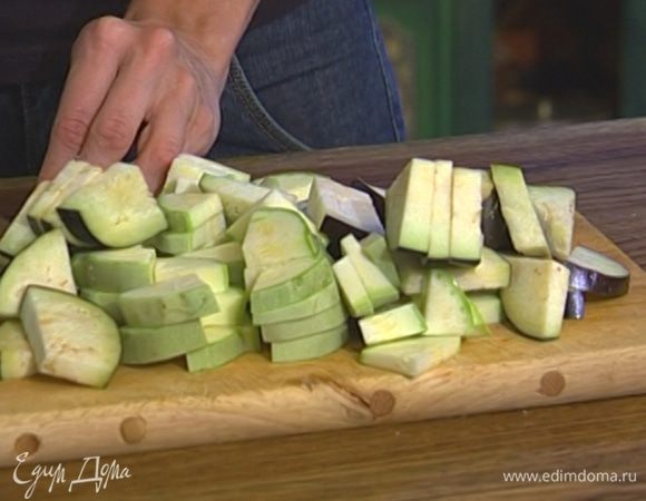 Баклажан и кабачок нарезать кружками, поместить в дуршлаг, посыпать крупной солью и дать постоять, затем нарезать крупными кусочками.