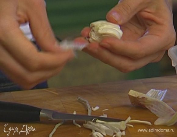 Чеснок почистить.