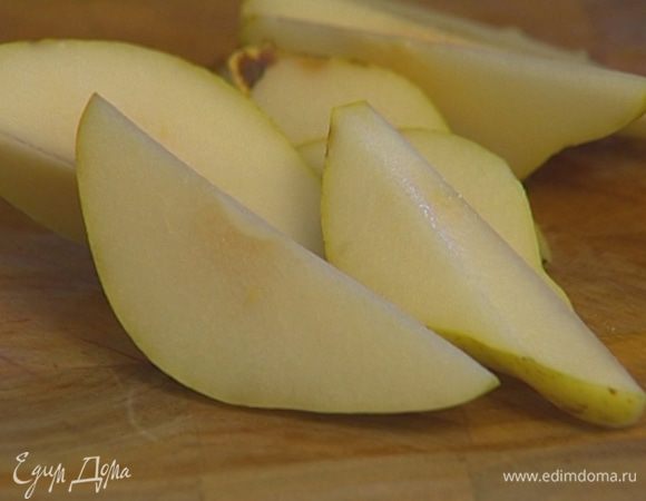 Груши, удалив семена, нарезать крупными дольками.