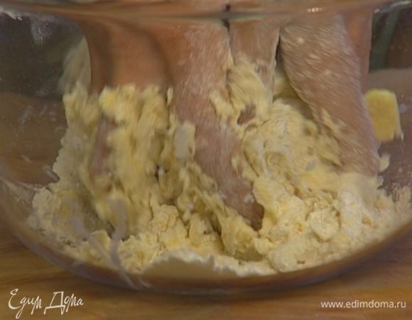Растереть руками 90 г предварительно размягченного сливочного масла вместе с пшеничной мукой и солью в крошку. 