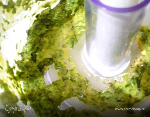 Все смешать в процессоре. Поперчить, но не солить! Соус и  так должен быть достаточно соленным.