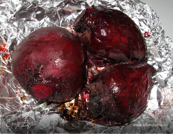  Сбрызнуть свеклу оливковым маслом, посыпать тимьяном и запечь в духовке (около 40 минут).
Не варить!
