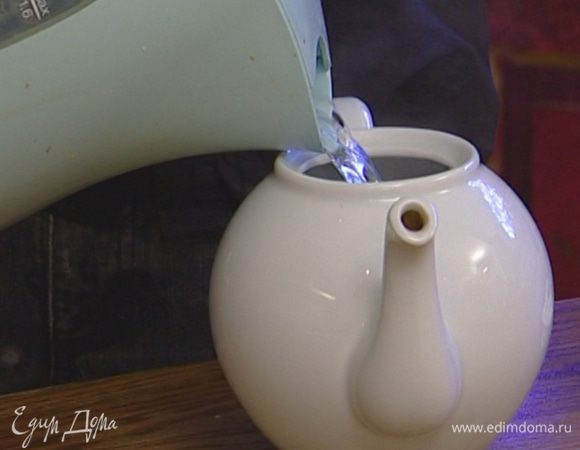 Заварить крепкий чай, залив заварку 450 мл кипятка.  