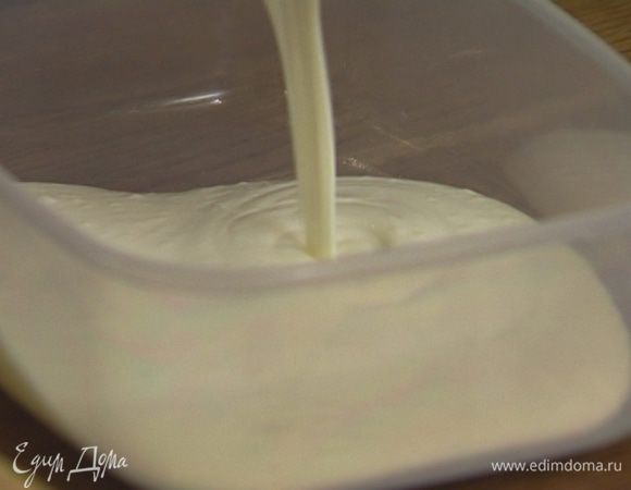 Йогурт перемешать с сахарной пудрой, выложить в пластиковый контейнер и поставить минимум на 4 часа в морозилку. 