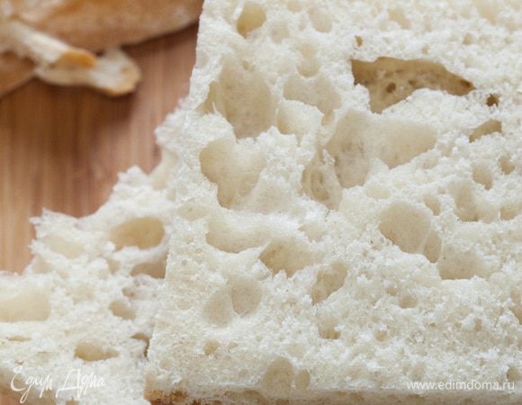 С хлеба срезать корку и нарезать его.