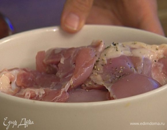 Куриные бедра вымыть, просушить и натереть солью и перцем.