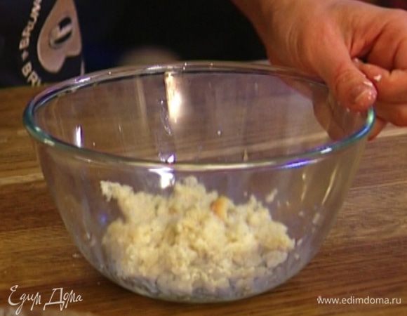 Хлеб раскрошить и залить молоком.