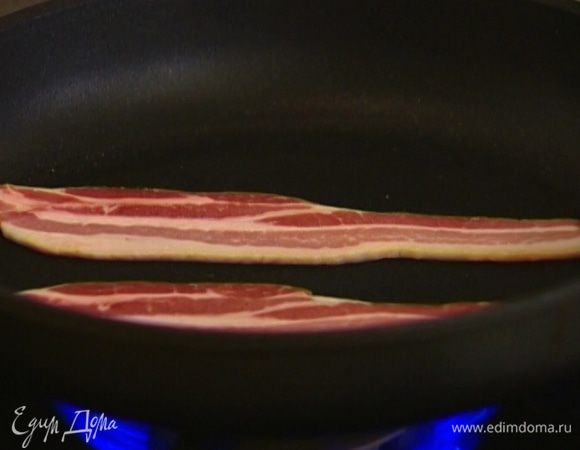 Бекон обжарить на разогретой сковороде без масла, затем выложить на бумажное полотенце, чтобы избавиться от излишков жира.