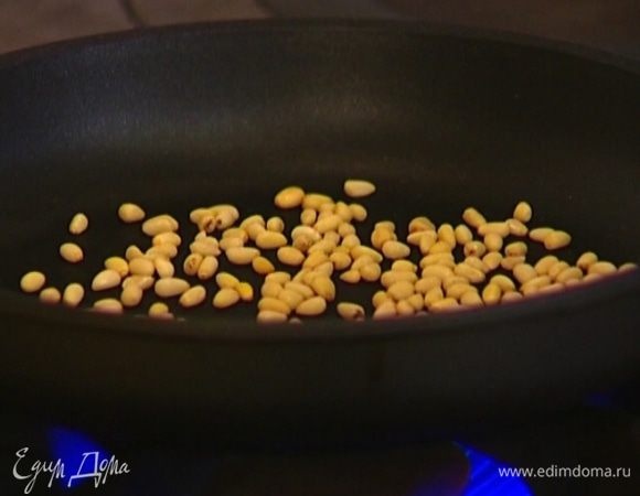 Кедровые орехи обжарить на сухой сковороде.